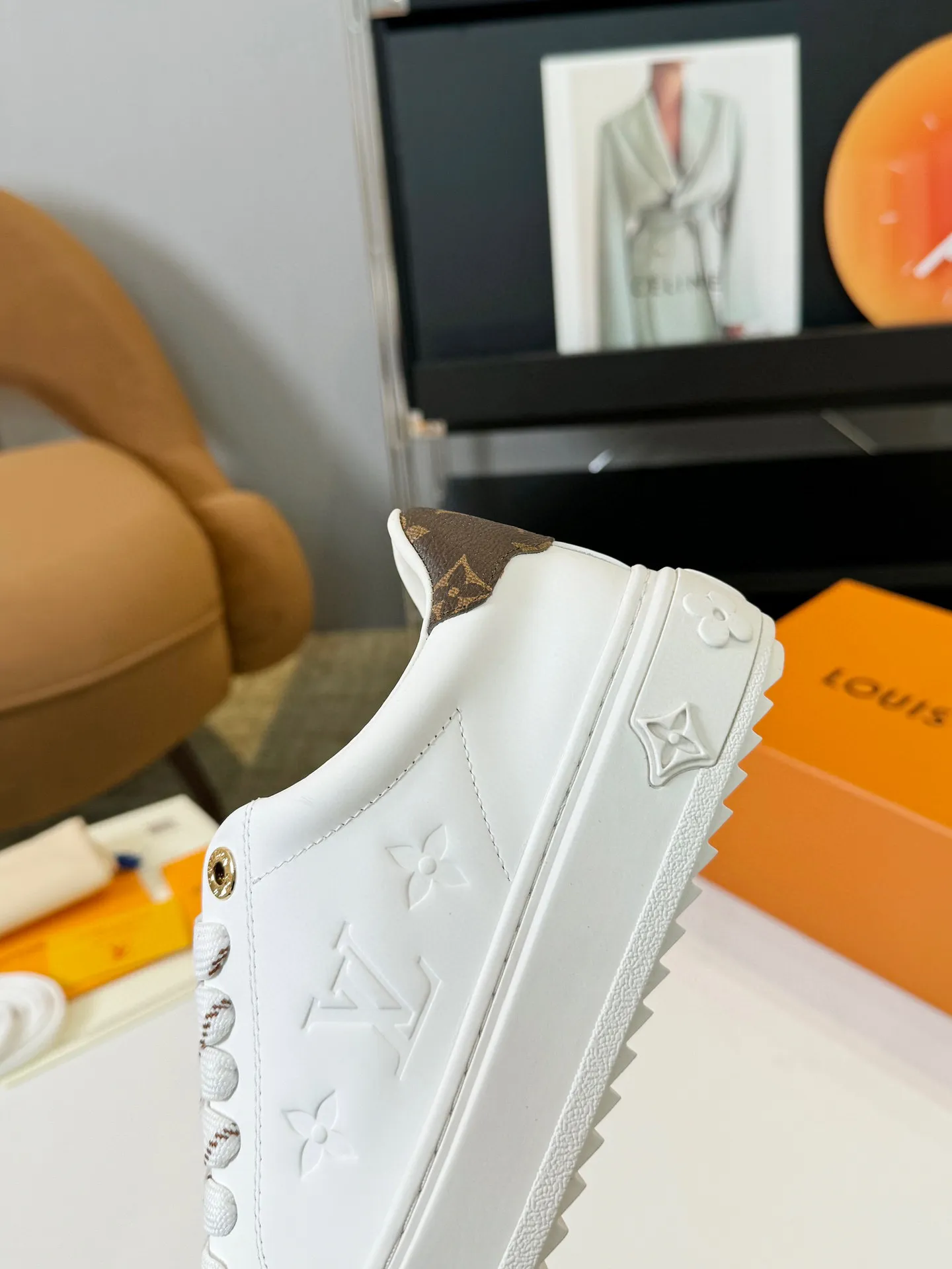 Men's Men's Shoes 💰💰660 Women's LV [Beverly Hills Sports Shoes Series] This Beverly Hills sports shoes are made of grained cow leather with Damier pattern, echoing the current season's leather goods series. The thick rubber outsole is lightweight, and an embossed Louis Vuitton logo adds a branding touch. Padded insole and technical fabric lining enhance comfort.  Detailed Features ♛ Embossed grained cowhide leather ♛ Ultra-lightweight rubber outsole ♛ Louis Vuitton logo on tongue and outsole ♛ Size: 35-40